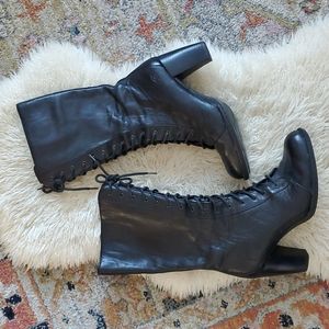 Born size 9 lace up leather boots